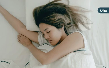 哪種睡姿最傷身？研究揭「側睡、仰睡、趴睡」優缺：這種壞處超多