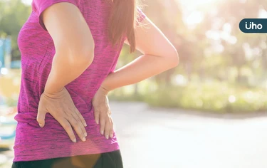 腰痛受不了?日本名醫教3招「護腰操」蹲著就能做:還能延長壽命