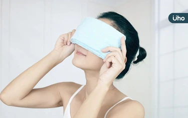 眼睛乾澀好疲勞,拼命點人工淚液?醫教「毛巾熱敷法」5分鐘能舒緩