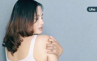 女全身「大片紅疹癢」竟不是蕁麻疹!皮膚醫揭「關鍵差異」跟1病有關