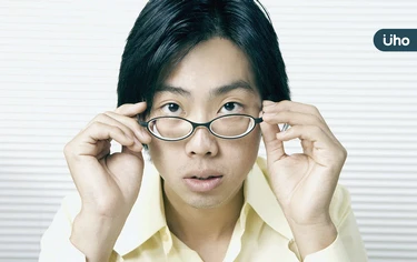 成年後,原本的近視度數又加深?眼科醫揭最壞情況:恐罹患這1眼疾