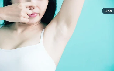 腋下狐臭原因是什麼?哪些人好發?醫1招判斷:先看有無「濕耳垢」