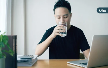 晚餐喝水就能瘦?是真的!胃腸科醫揭「1吃法」瘦10公斤、脂肪肝消失