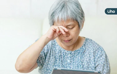 別亂揉眼睛!8旬婦沒洗手就揉眼竟釀角膜潰瘍!醫緊急「摘眼保命」