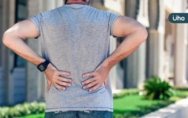 椎間盤突出無法平躺,小心纖維環撕裂!醫建議「1招」改善腰背痛