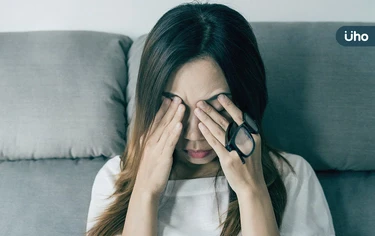 眼睛乾巴巴,乾眼症怎麼辦?中醫治療分5體質:這種喝「明目湯」養腎