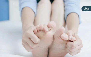 雙腳癢到睡不著,竟非皮膚出問題?醫揭1特徵:恐是「不寧腿症」發作