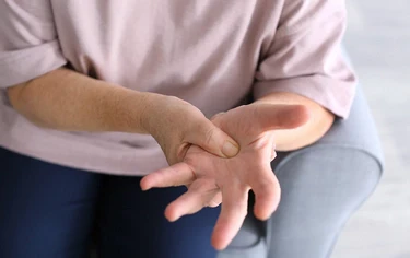 手痛狂吃止痛藥!7旬嬤就醫才知罹患「類風濕性關節炎」關節已變形