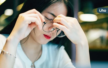 雙眼總是疲勞乾澀,問題出在哪?眼科醫揭「1檢測」5分鐘找出原因