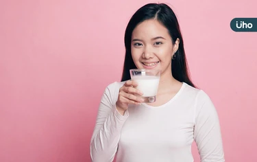 餓到睡不著?營養師列7款「助眠宵夜」不怕胖:香蕉牛奶、豆漿都OK