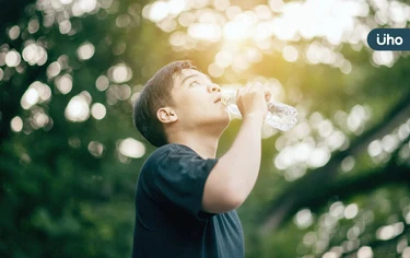 夏天超熱,小心引發心肌梗塞!醫示警「4大症狀」快就醫:多補充水分