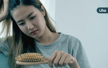 原來女生也會「雄性禿」?醫揭「自我檢測法」防禿頭:掉髮●●根小心