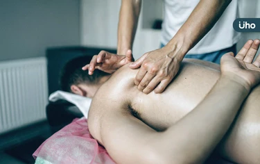 推拿「鬆一下」小心傷脊椎!醫警告「這類人」不適用:最慘恐癱瘓