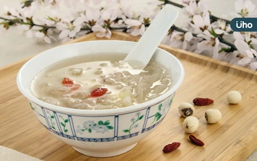 有食譜》霜降「喝甜粥」養生!教你1招「銀耳蓮子小米粥」護心血管