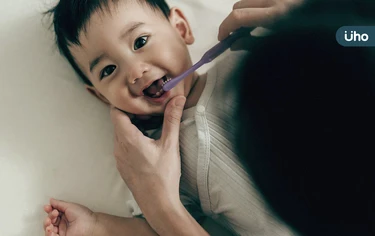 孩子多大要開始刷牙?寶寶刷牙怎麼刷?「正確刷牙3步驟」先刷這處