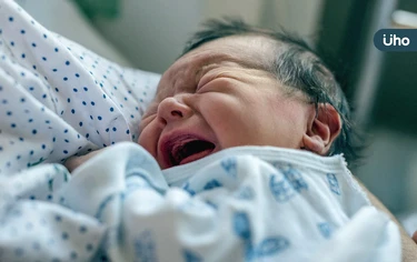 早產兒染RSV竟喘到「胸凹」插管搶救!醫警告「這時期」感染最危險