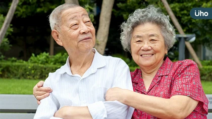 新冠重症病人65歲以上佔9成!台大醫提醒:雙疫情時代來臨,長輩更需新冠+流感疫苗保護