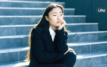 面對批評如何不走心？心理師揭「1心法」：批評像磁鐵，別被吸過去