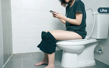 上廁所可以滑手機嗎?小心久坐恐致痔瘡、腸脫垂!最久別超過●●分鐘