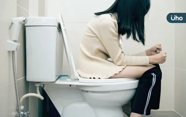 便秘大不出來怎麼辦？教你4招快速改善：多喝水加上補充「這物」
