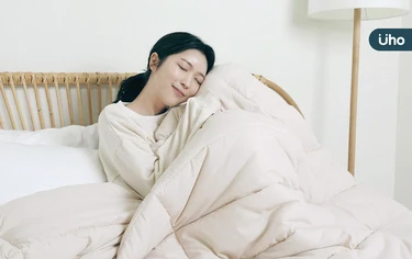 冬天睡覺，棉被怎麼蓋最保暖？教你「三明治蓋法」：先鋪一層薄毛毯