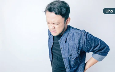 腰好痠⋯竟是泌尿道結石惹禍！醫揭「治療關鍵」小於●●公分吃藥就可治