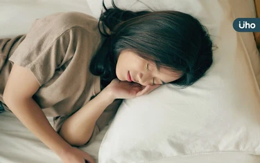 失眠睡不好,假日補眠就能消除疲勞?醫揭3大迷思:平常睡午覺更好