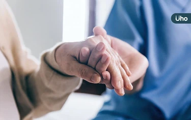 1人照顧4位老人!照護者揭「長照地獄」真實心聲:喪禮上哭不出來