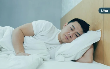 側睡會聽到心跳聲？耳鼻喉科醫警告：「這種耳鳴」恐有心血管風險