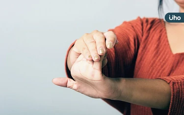 手麻、肌肉無力⋯就是中風嗎？醫教「FAST口訣」把握3小時關鍵搶救期