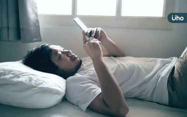 早上醒來「第1件事」滑手機錯了！專家揭「恐毀一整天精力」徒增焦慮