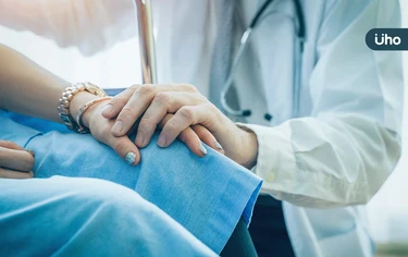 7旬嬤看病錯過公車，竟是為買禮物⋯他揭「最美醫病關係」不只看病