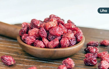 婦狂嗑「蔓越莓果乾」竟釀血糖失控!醫揭「關鍵1原因」別吃太多