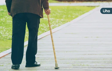 老人家最怕跌！醫揭「臥床1週」肌力掉10%：最好牢記「防跌3步驟」