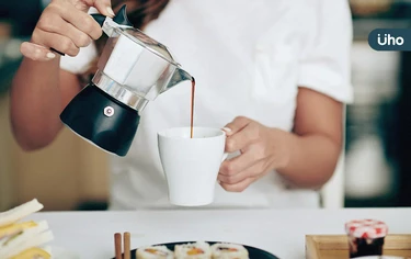 咖啡控「必學禮儀」你懂多少？日本專家：別握住杯身、攪拌匙擺杯後