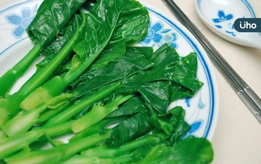 「燙青菜」營養素流失最少？營養師揭正確烹調法：這類蔬菜「用蒸的」