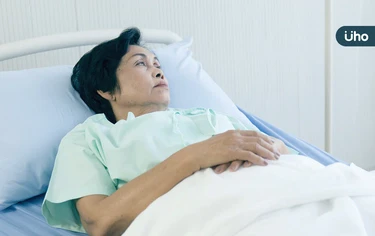 婦吃喝拉撒在床上，依賴安眠藥度日⋯暖心藥師「1舉動」鼓勵家屬