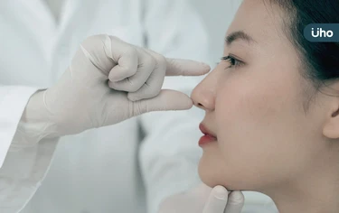 隆鼻看起來假假的？醫揭「碎骨隆鼻」打造自然鼻形：男女都適用