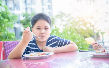 別再以為「小孩吃肥」是健康胖!醫揭兒童肥胖迷思:恐成長不高元兇