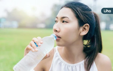 運動補水怎麼喝？可以喝運動飲料嗎？營養師揭「運動正確喝水」3要點