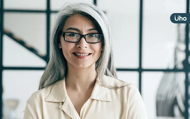 長白髮一定要染黑？髮型師揭「蓋白髮」5大正確觀念：染淺髮色比較好