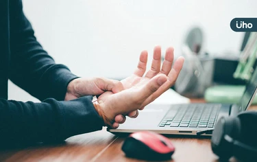 久坐用電腦「壓迫頸椎」小心類中風！醫揭1急性罕病：身體像被切兩半