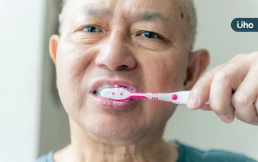 有圖解》如何幫失智長輩清潔口腔？家屬必學「正確刷牙法」要刷到牙齦