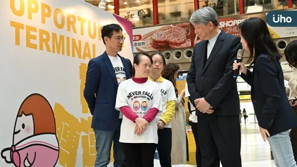 經濟部長郭智輝參觀「創造我們的世界」特展認識唐寶寶 承諾推動企業與身障團體合作