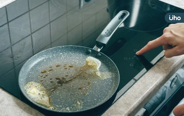 飯後刷鍋子，洋蔥竟能派上用場！專家教1招「煎洋蔥皮」去除鍋底殘焦