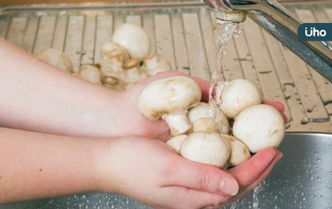 菇類下鍋前要清洗嗎？擔心農藥殘留⋯專家揭「正確清洗法」千萬別浸泡