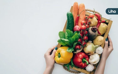 長時間盯3C超傷眼！營養師推「4大護眼食物」蔬果、蛋黃都上榜