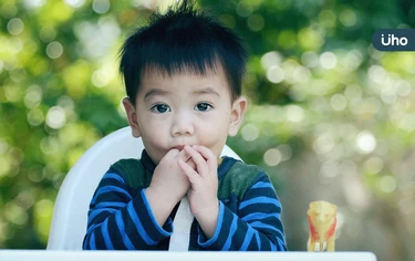 寶寶「愛吃手咬指甲」怎麼戒？爸媽先搞懂「隱藏心理需求」這樣改善