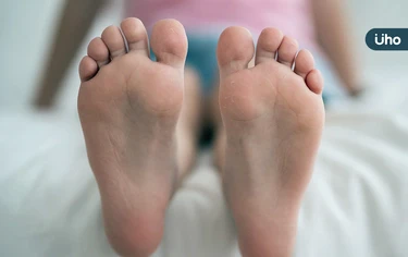 雙腳癢到睡不著，小心不寧腿症候群！醫揭「6大非藥物策略」改善症狀