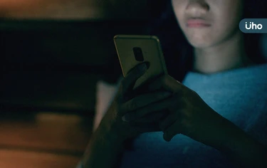 小孩晚上不睡覺，熬夜滑手機怎麼辦？專家：爸媽必知「溝通3招」改善